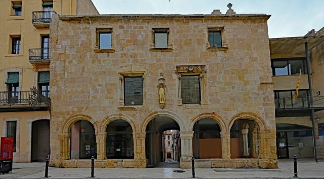 Die historische Fassade des mittelalterlichen Hospitals de Santa Tecla mit seinen fünf filigranen Rundbögen nz7 0745