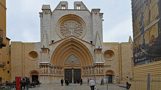 Die monumentale, unvollendete gotische Hauptfassade der Kathedrale von Tarragona mit ihrer riesigen Fensterrosette nz7 0746
