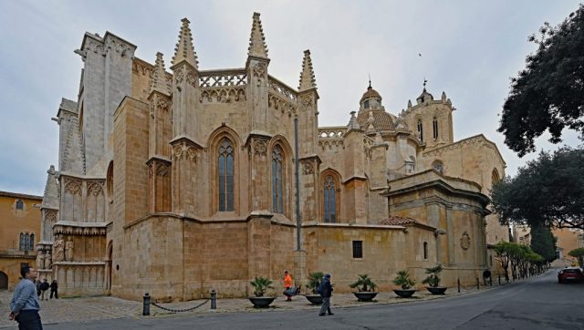 Schrägansicht der Kathedrale mit den filigranen gotischen Ziertürmchen der berühmten Schneiderkapelle nz7 0748