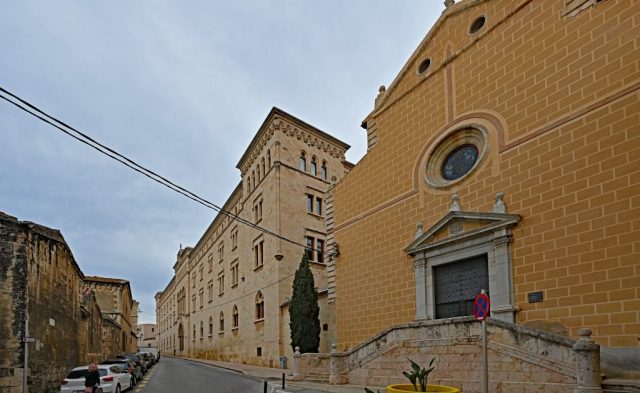 Die ansteigende Carrer de Sant Pau mit der Església de Sant Pau und dem monumentalen Priesterseminar nz7 0751 1