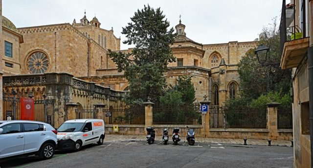 Blick von der ruhigen Plaça del Palau auf die ineinander verschachtelten barocken und romanischen Anbauten der Nordfassade nz7 0752