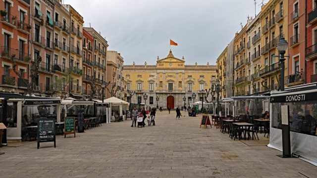 Das klassizistische Rathaus am Kopfende der langgestreckten, lebendigen Plaça de la Font nz7 0754
