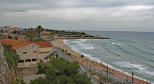 Weiter Panoramablick vom Balcó del Mediterrani auf die Playa del Milagro und die geschwungene Küstenlinie nz7 0757