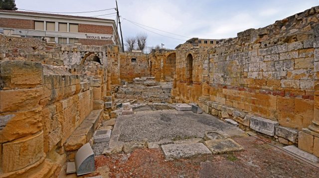 Archäologische Steinschichten und Ausgrabungen der mittelalterlichen Kirchenruine innerhalb des Amphitheaters nz7 0761 1