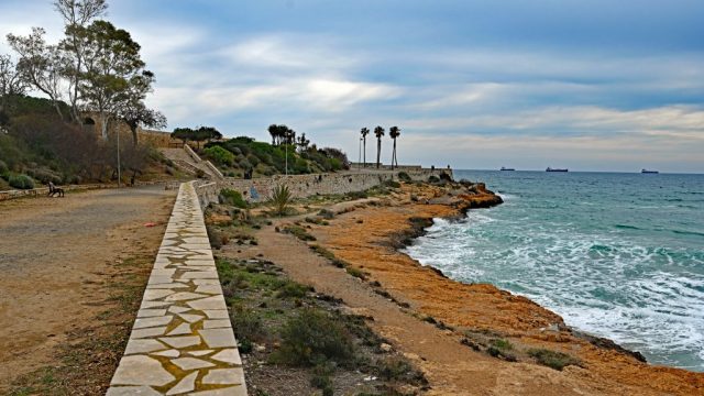 Der natursteingepflasterte Küstenwanderweg Camí de Ronda an der felsigen Brandungszone des Mittelmeers nz7 0767