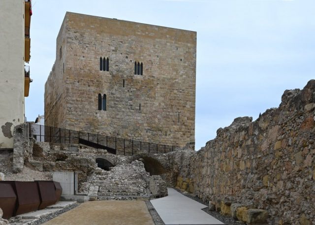 Die freigelegten Fundamente des römischen Zirkus vor der gewaltigen Kulisse des quadratischen Prätorium-Turms nz7 0772