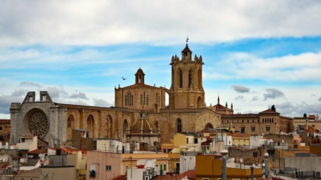 Atemberaubender Panoramablick über die Dächer der Altstadt auf das gesamte Ensemble der Kathedrale von Tarragona nz7 0776