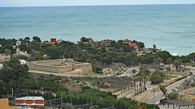 Küstenpanorama vom Turm aus auf die sternförmige Festung Fortí de Sant Jordi und das weite Meer nz7 0777