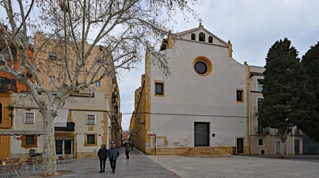 Die schlichte weiße Fassade der Església de Natzaret an der von Platanen gesäumten Plaça del Rei nz7 0785