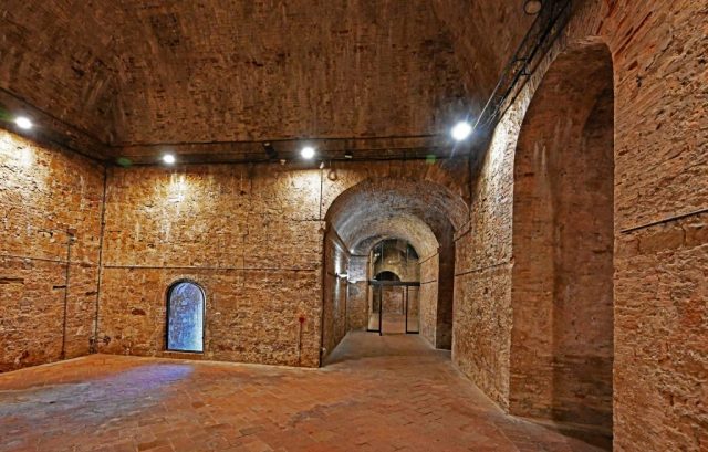 • Eine weite Tonnengewölbehalle der Rocca Paolina mit einem historischen Terrakottaboden im Fischgrätmuster nz7 1514