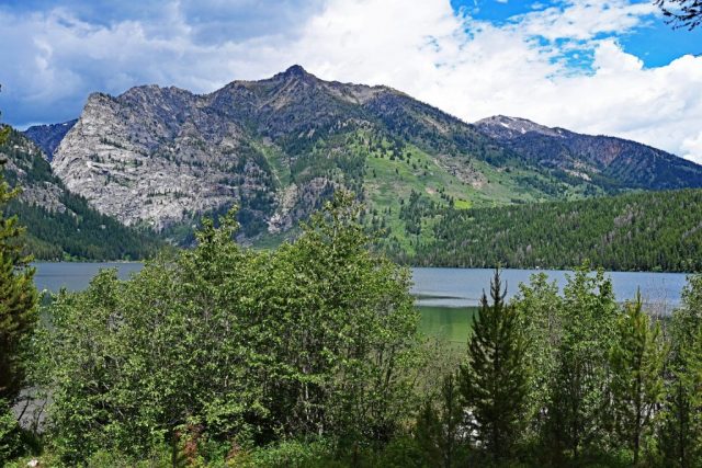 Albright Peak und die hellen Steilwände über dem glitzernden Seeufer dsc 8143