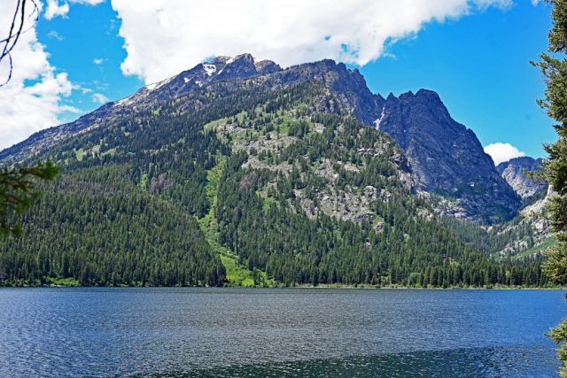 Aufziehende Gewitterwolken und graue Regenschleier über der Gros Ventre Range dsc 8156