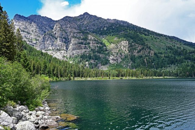 Smaragdgrünes Wasser und grauer Teton-Granit an der Nordostflanke des Prospectors Mountain dsc 8171