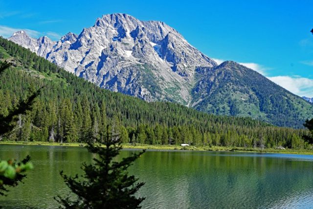 Rockchuck Peak erhebt sich majestätisch über den bewaldeten Hängen und dem klaren Wasser des String Lake. dsc 8266