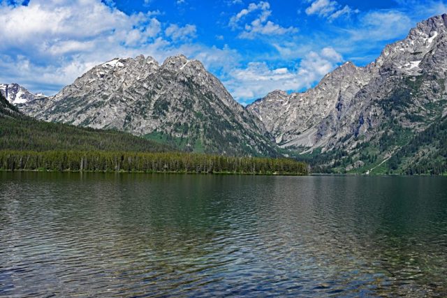 Blick über das kristallklare Wasser des Leigh Lake auf die Tore des Canyons und den Mount Woodring. dsc 8270