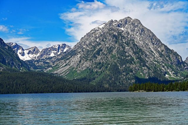 Der pyramidenförmige Mount Woodring wacht über den sanften Wellen und dichten Nadelwäldern des Leigh Lake. dsc 8273