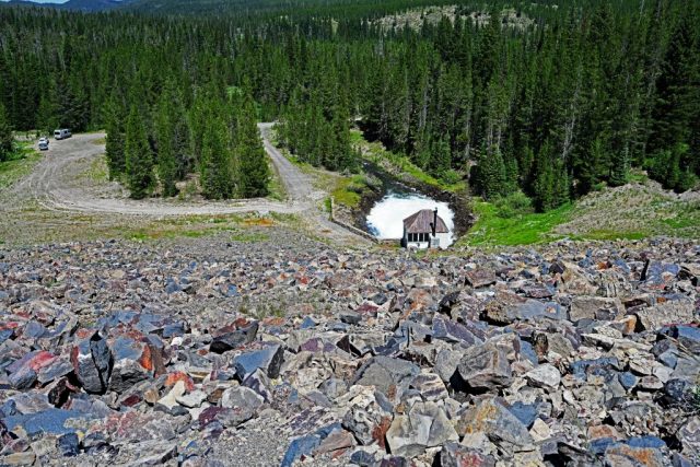 Blick hinab zum historischen Grassy Lake Staudamm dsc 8332