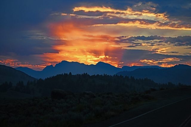 Spektakulärer Sonnenaufgang über den Berggipfeln am Lamar Valley dsc 8586 1