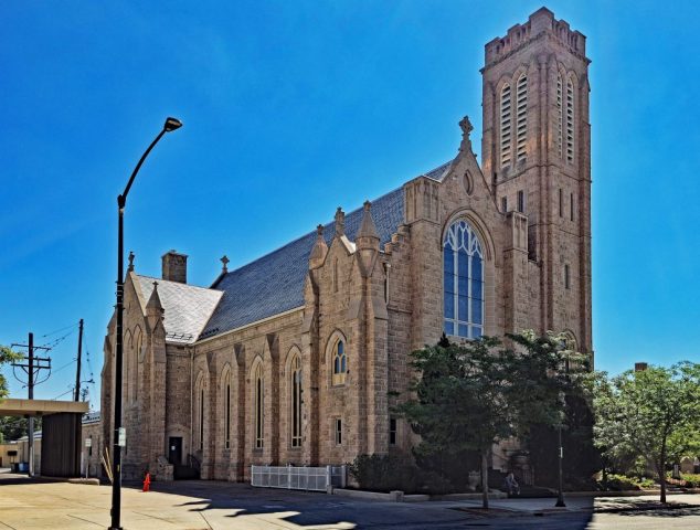 – Die Fassade der St. Mary's Cathedral Das Bild zeigt die detailreiche Vorder- und Längsfassade der Kathedrale aus einer diagonalen Perspektive mit dem großen Buntglasfenster und dem mächtigen Glockenturm. 1009