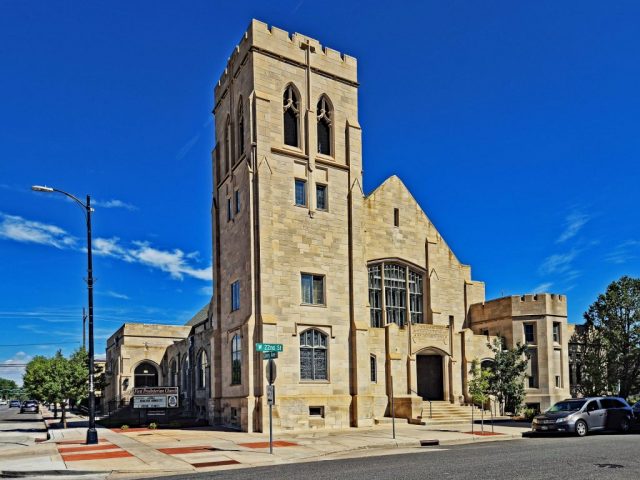 Die First Presbyterian Church - die beeindruckende Vorder- und Seitenfassade der presbyterianischen Kirche besteht aus hellem Werkstein mit ihrem markanten, zinnenbewehrten Turm. 1011