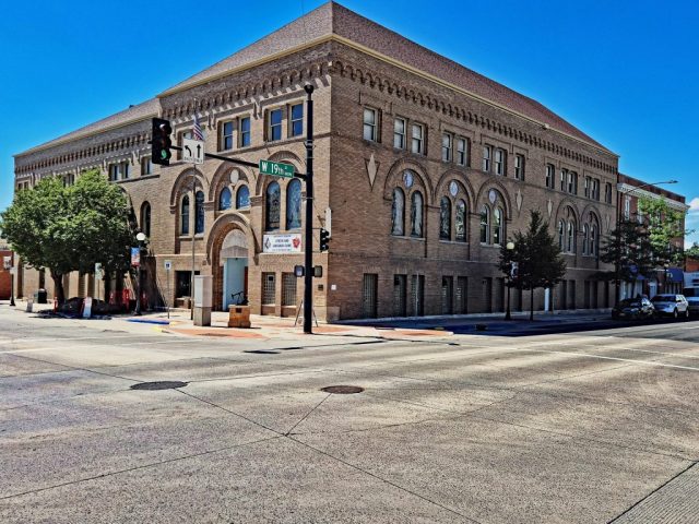 Der monumentale Masonic Temple - das stattliche Eckgebäude des historischen Freimaurertempels aus braun-beigen Ziegelsteinen mit seinen eleganten Rundbogenfenstern. 1022