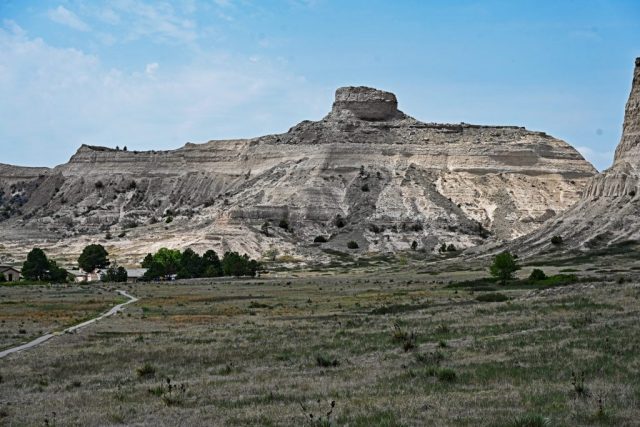 The Stone Crown – The Saddle Rock Trail leads past the visitor center with a view of the majestic Dome Rock. nz7 9006