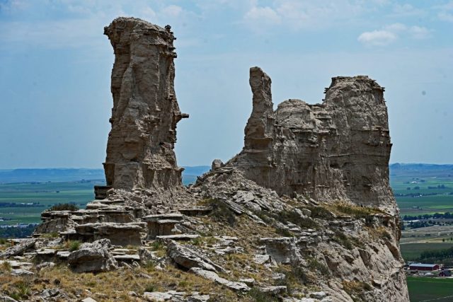 The Petrified Guardians of the Plateau – A close-up view of the cracked, pillar-like rock pinnacles above the wide valley. nz7 9014