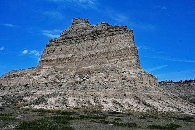 The Mighty Fortress of the Prairie – An impressive, square-looking northern view of the majestic Eagle Rock. nz7 9017