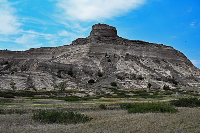 The Stone Crown of the Prairie – The imposing Dome Rock from a distance above the asphalted Summit Road. nz7 9018