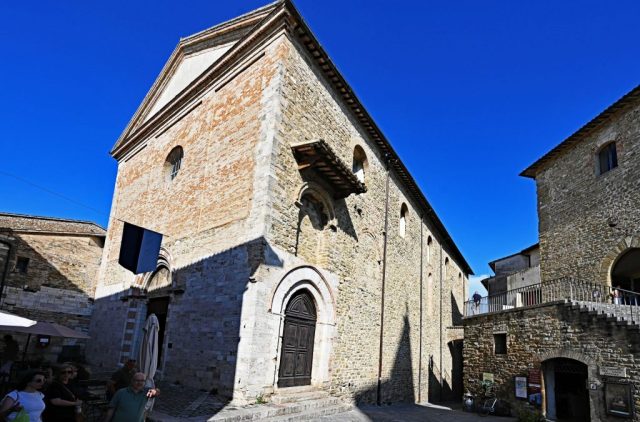 Romanische Pracht: Die Kirche San Michele Arcangelo nz7 1584