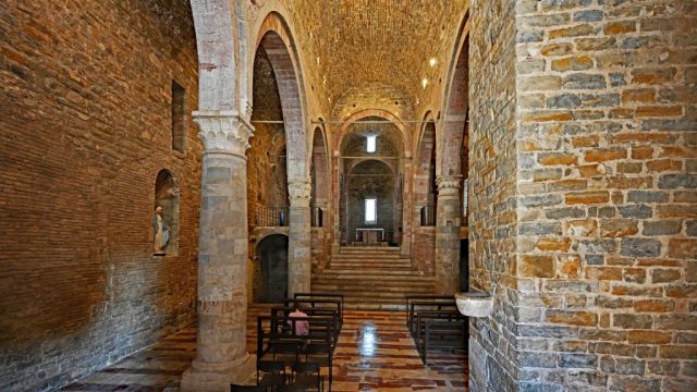 Mystisches Licht im Inneren von San Silvestro nz7 1587