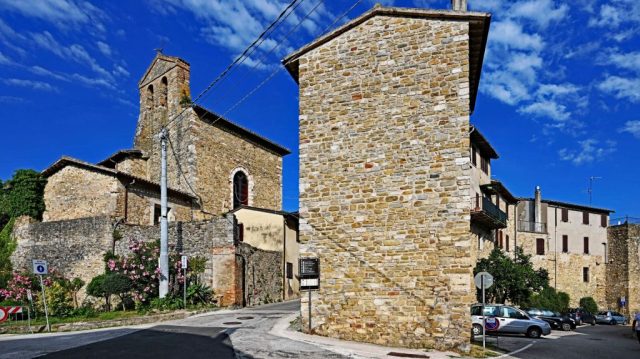 Mittelalterliche Mauern: Die Kirche San Francesco in Bevagna nz7 1599