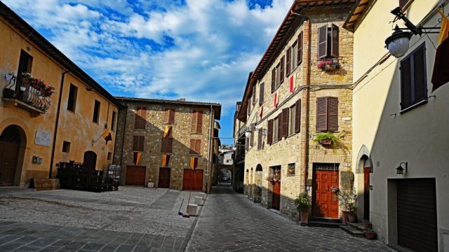 Festliche Stimmung auf der Piazza San Francesco nz7 1600