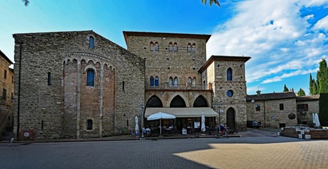 Das historische Herz von Bevagna mit dem Palazzo dei Consoli und San Silvestro nz7 1601