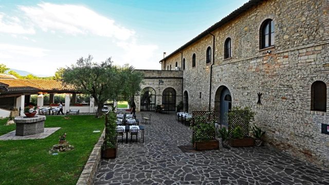 Idyllischer Innenhof im Al Monastero Bevagna nz7 1611