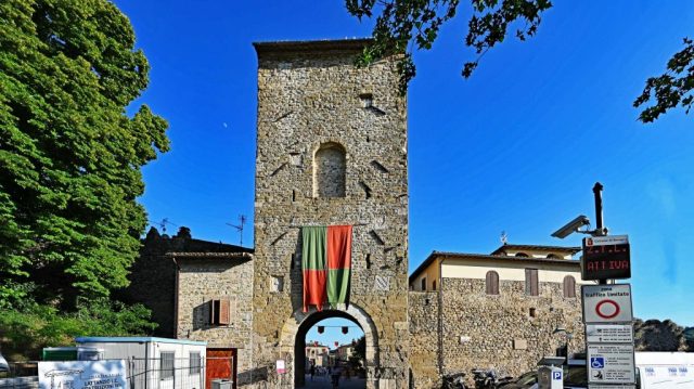Das wehrhafte Stadttor Porta Cannara in Bevagna nz7 1616