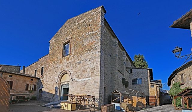 Die monumentale Fassade der Kirche San Francesco nz7 1619