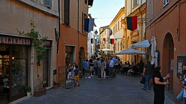 Italienische Lebensfreude in den Straßen von Bevagna nz7 1625