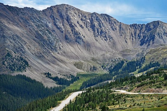 Panoramablick auf die Serpentinen des Loveland Pass nz7 9123