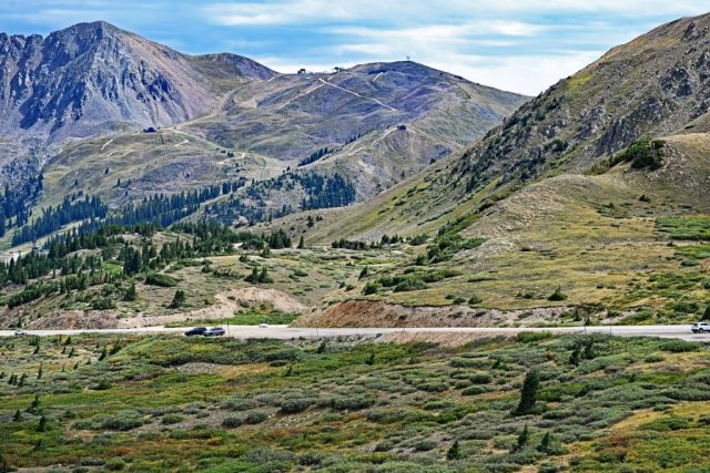 Blick auf das Skigebiet Arapahoe Basin vom Loveland Pass nz7 9124