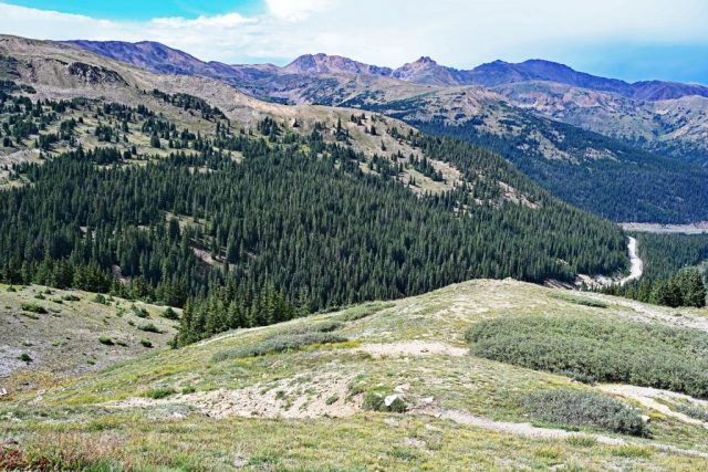 – Panoramiczny widok przez zalesioną dolinę w kierunku Continental Divide nz7 9130