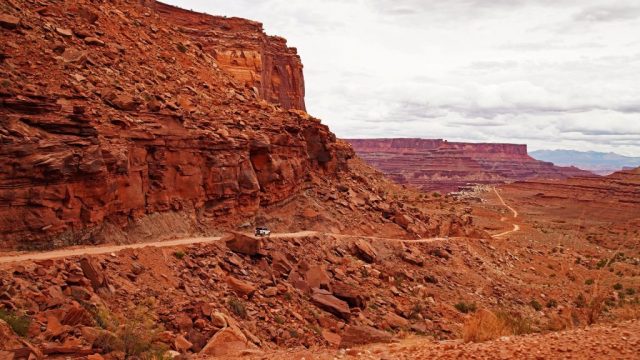 Das weiße Fahrzeug am Fuße der massiven Klippen des Dead Horse Point dsc08781