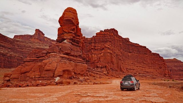 Unser Toyota RAV4 vor dem imposanten Maverick Butte dsc08820