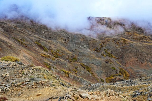 Wolkenmystik an den felsigen Flanken des Cupid Peak nz7 9607