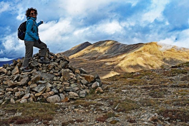 Am steinigen Gipfelsteinmann vor Mount Sniktau und Cupid Peak nz7 9627