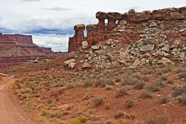 Die Felstürme der Organ Rock Formation am Shafer Trail nz7 9675
