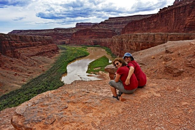Basia und Hania am Aussichtspunkt über dem Colorado River nz7 9685 1