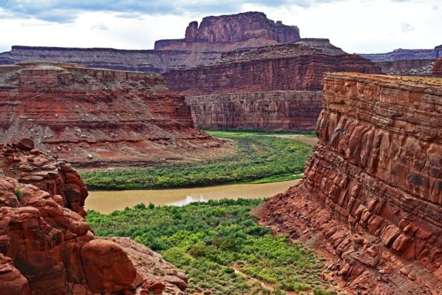 Der Colorado River unterhalb der massiven Kulisse des Pyramid Butte nz7 9687