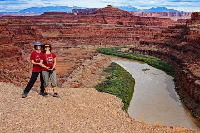 Hania und Basia vor der spektakulären Schleife des Colorado River nz7 9689 1