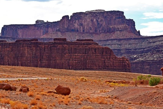 Blick auf den massiven Pyramid Butte vom Shafer Trail nz7 9691